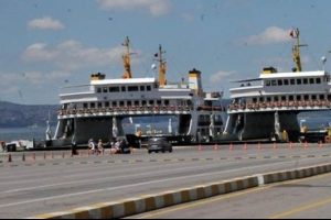 Tatilciler Osmangazi K&ouml;pr&uuml;s&uuml;'nden d&ouml;n&uuml;yor, vapurlar boş kaldı
