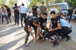 Komşular arasında bı&ccedil;aklı, sopalı kavga