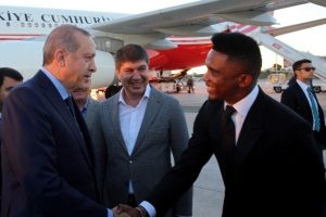 Eto'o da Erdoğan'ı karşılamaya geldi