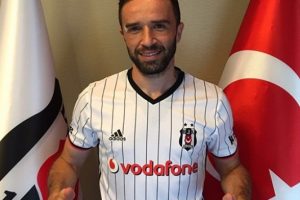 G&ouml;khan G&ouml;n&uuml;l taraftarla kapıştı!