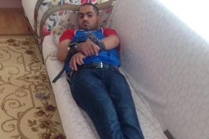 Bursa'da akıl hastası Emre'yi babası bağlayıp zaptediyor