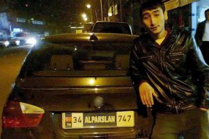 Şehitten geriye, &ccedil;ok sevdiği arabasıyla &ccedil;ekilmiş fotoğrafı kaldı