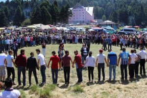 Bursa'da binlerce Trabzonlu 10 saat hi&ccedil; durmadan horon tepti
