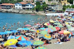 Bayram tatilinin son g&uuml;n&uuml; plajda boş yer kalmadı