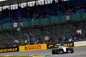 Hamilton evinde kazandı