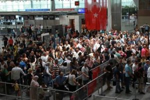 Atat&uuml;rk Havalimanı'nda gurbet&ccedil;i yoğunluğu