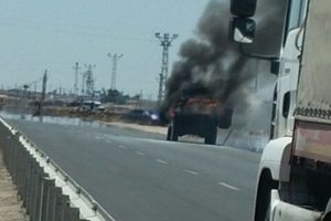 Seyir halindeki askeri ara&ccedil; alev aldı