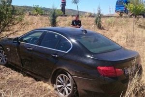 &Uuml;nl&uuml; araştırmacı kaza yaptı: 14 &ouml;ğrenci yaralı