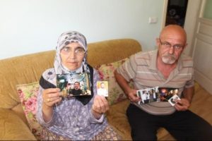 &Ccedil;eşme'de kaybolan barmenin ailesinin umutlu bekleyişi s&uuml;r&uuml;yor