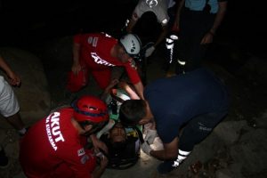 35 metreden d&uuml;şt&uuml;, yaralı olarak kurtuldu