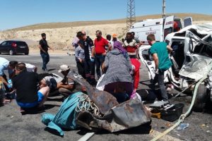 Ticari ara&ccedil; TIR'a &ccedil;arptı: 4 &ouml;l&uuml;