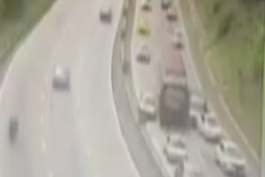 Otob&uuml;s, 10 araca b&ouml;yle &ccedil;arptı