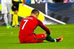 Cristiano Ronaldo g&ouml;zyaşları i&ccedil;inde sahayı terk etti