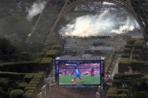 Final ma&ccedil;ı sırasında Paris'te tansiyon y&uuml;kseldi