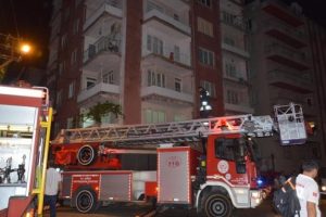 Yangında mahsur kalan gen&ccedil; &ccedil;ifti komşuları kurtardı