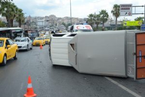İstanbul'da trafiği kilitleyen kaza: 2 yaralı