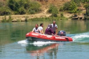 Sular y&uuml;kselince piknik yapan anne ve oğlu mahsur kaldı