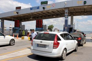 Vatandaşlar feribota y&ouml;nelmeye başladı