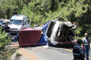 Mobilya y&uuml;kl&uuml; kamyonet karayoluna u&ccedil;tu