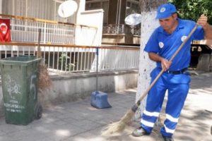 Temizlik iş&ccedil;isi bulduğu 5 bin Euro'yu yetkililere teslim etti