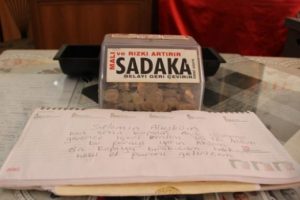 Sadaka kutusundaki parayı alan hırsız helallik istedi