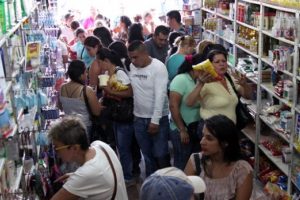 Venezuelalılar alışveriş i&ccedil;in Kolombiya'ya akın etti
