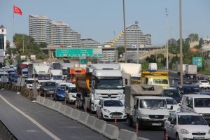 TEM'de 5 ara&ccedil; birbirine girdi, İstanbul trafiği fel&ccedil; oldu