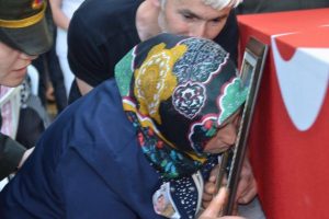 Bursa'da şehit annesi: "Bombalı tuzakları kuran elleri fel&ccedil; et Allah'ım"