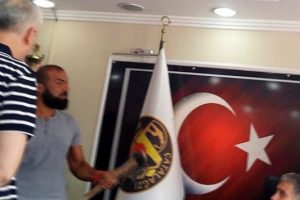 Makam odasını balta ile bastı! Belediye başkanına baltalı tehdit!