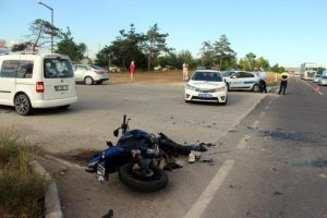 Motosiklet s&uuml;r&uuml;c&uuml;s&uuml; &ccedil;arptığı aracın kırılan camından i&ccedil;eri girdi
