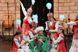 Uluslararası Bursa Altın Karag&ouml;z Halk Dansları Yarışması devam ediyor