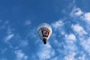 Balonla d&uuml;nya turuna &ccedil;ıktı