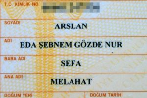 &Uuml;niversiteli kızın kimliğini g&ouml;ren şaşkına d&ouml;n&uuml;yor