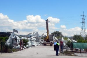 Bursa'da ka&ccedil;ak depo yerle bir edildi