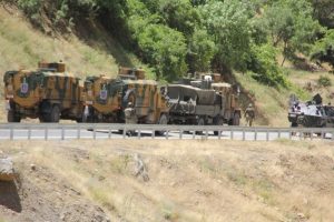 Hakkari-&Ccedil;ukurca karayolunda &ccedil;atışma