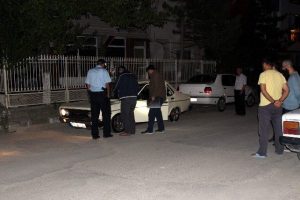 Park halindeki otomobilin lastiklerini kestiler