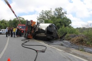 İstanbul'da zift taşıyan tanker devrildi: 1 &ouml;l&uuml;