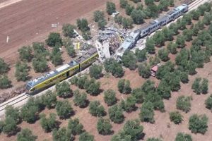 İtalya'da trenler &ccedil;arpıştı