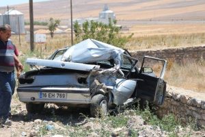 Otomobil kamyonla &ccedil;arpıştı: 1 yaralı