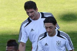 Alman taraftarlar T&uuml;rk asıllı Mesut &Ouml;zil'i EURO 2016'nın en iyisi olarak se&ccedil;ti