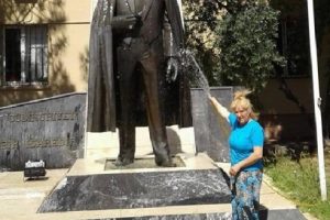 Bursa'da Atat&uuml;rk heykelini hortumla su tutarak temizledi