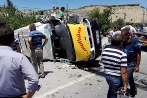 Yolcu minib&uuml;s&uuml;yle kamyonet &ccedil;arpıştı: 5 yaralı