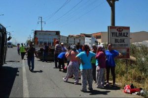 İş&ccedil;i servisi kamyona arkadan &ccedil;arptı: 7 yaralı