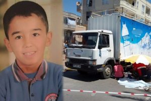 Kamyonetin altında kalan &ccedil;ocuk &ouml;ld&uuml;