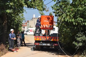 Bursa'da dorse enerji hattını kopardı, s&uuml;r&uuml;c&uuml; akıma kapılarak ağır yaralandı