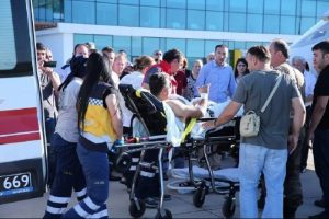 Yaralı polis ambulans u&ccedil;akla Ankara'ya g&ouml;t&uuml;r&uuml;ld&uuml;