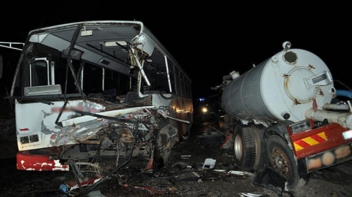 &Uuml;lke bu haberle sarsıldı... Otob&uuml;s tankerle &ccedil;arpıştı: 12 &ouml;l&uuml;