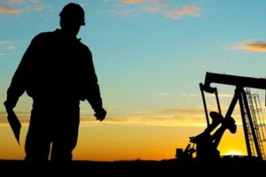 Petrol 'stok' verisi sonrası geriledi
