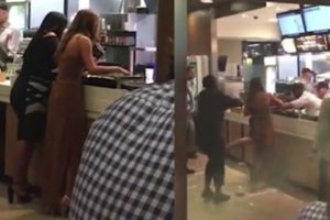 Servisi beğenmeyen iki kadın McDonalds şubesini birbirine kattı
