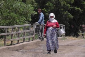 S&uuml;t sağmak i&ccedil;in her g&uuml;n 8 kilometre y&uuml;r&uuml;yorlar